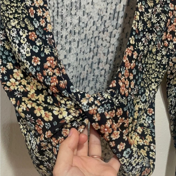 Fitted Yellow and Black Long Sleeve backless mockneck Blouse - Picture 10 of 10